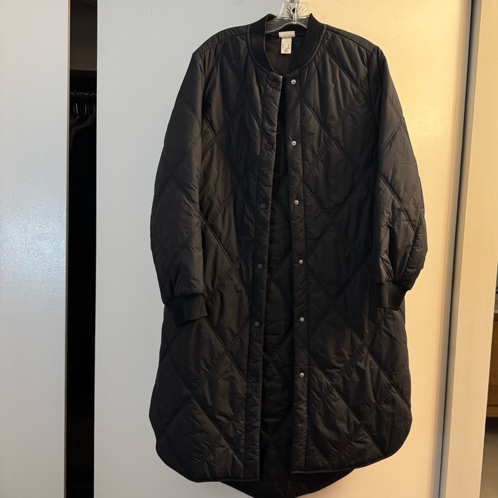 H&M Quilted Black Puffer Coat Size M -- Runs Large
